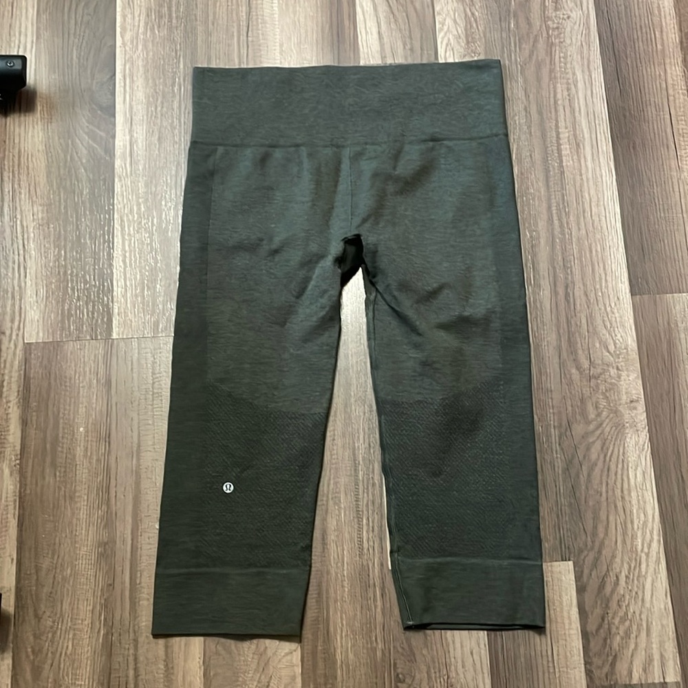 EUC Lululemon Seamlessly Street Crop Heathered Gator Green Size 8 15" - Picture 3 of 6